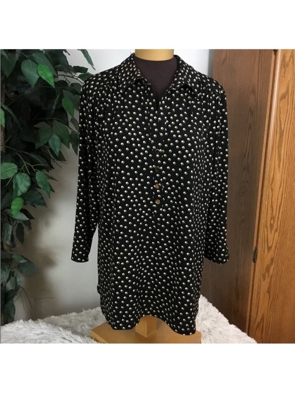 Alfani pull over blouse Woman’s size 3X v neck with functional 3 buttons